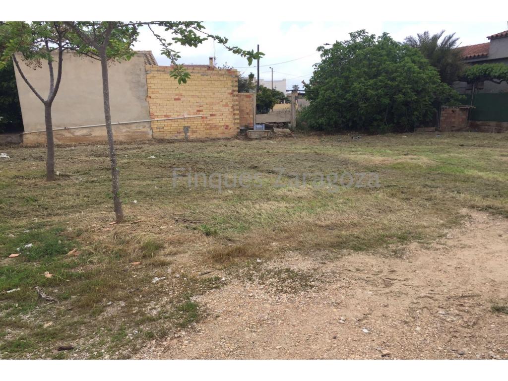  Building plot for sale in Deltebre, located in the La Cava area. The plot has approximately 43 meters of frontage and about 15 meters in depth, offering an ideal surface to develop a single-family housing project. Its wide frontage provides many design, access, and layout possibilities, making it a very attractive option for private buyers. Located close to services, this plot combines size and building potential.